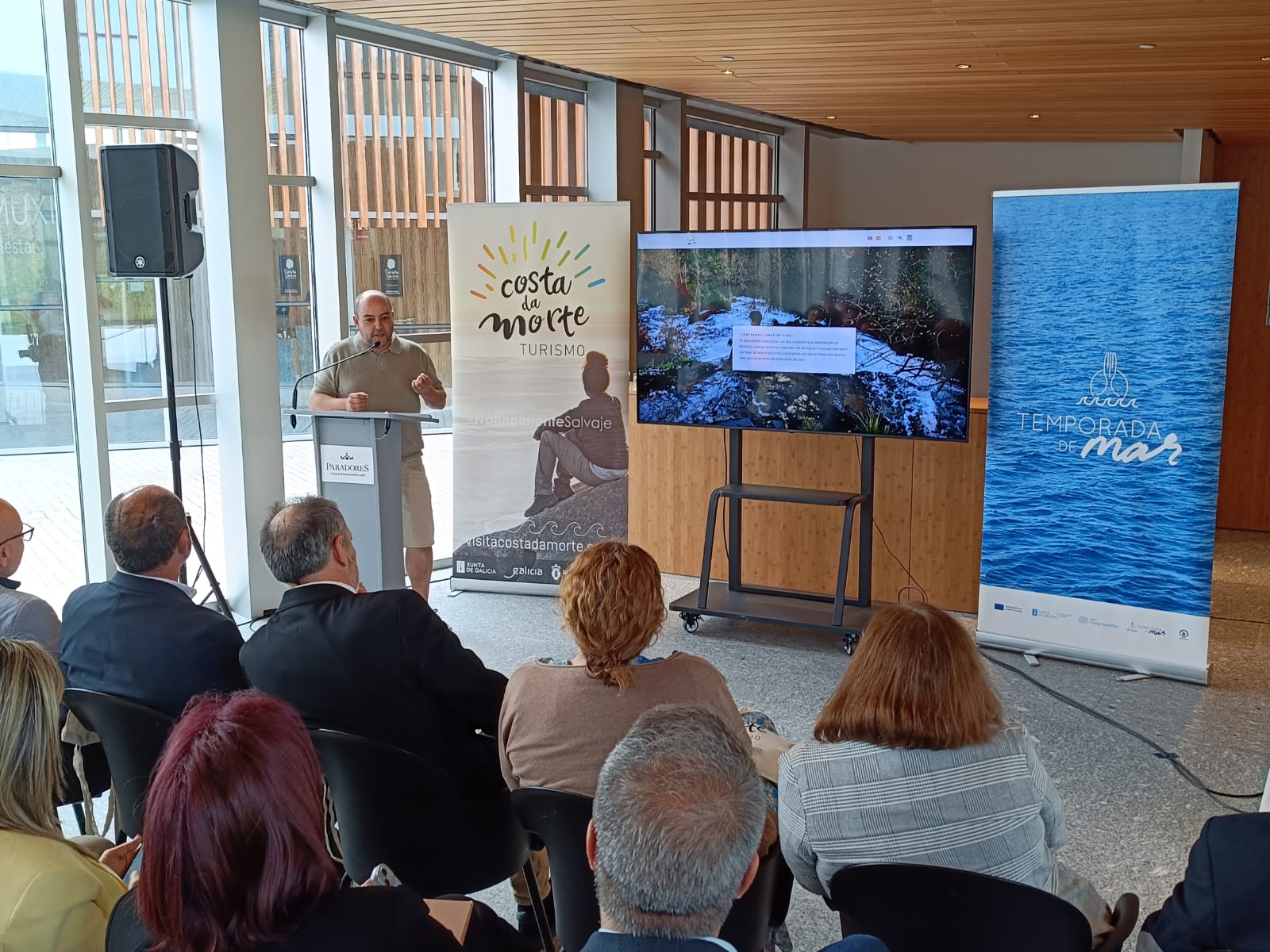Diego alonso en la presentació nde la web de la costa da morte